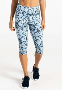 Leggings capri con estampado de serpiente en azul claro con acentos en azul oscuro. Presenta una cinturilla alta y una tela texturizada y elástica.