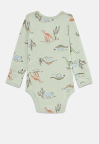 Svijetlozeleni baby bodysuit dugih rukava s višebojnim ilustracijama dinosaura i biljaka raspršenim po tkanini.