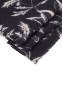 Sciarpa in lana di colore blu scuro con motivo di foglie bianche; texture morbida, piegata con bordi leggermente sfrangiati, forma rettangolare, design leggero.