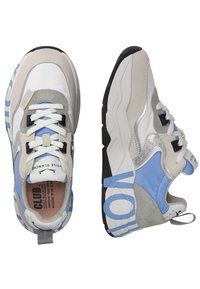 Sneaker mit grauem Wildleder- und weißem Lederobermaterial, blauen Akzenten und gemusterten Seiten. Verfügt über Schnürverschluss und eine dicke, strukturierte Sohle.