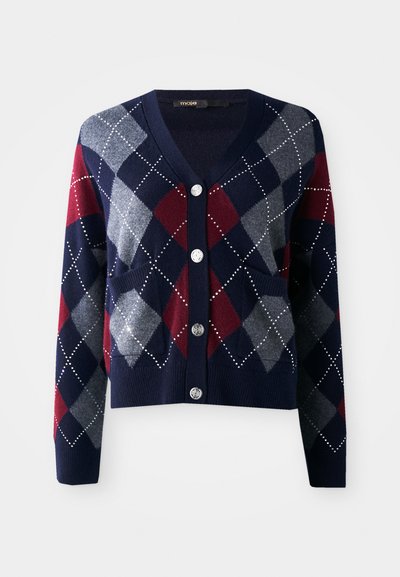 Námornícky modrý kardigán s argyle vzorom v sivej a burgundskej farbe, s výstrihom do V, piatimi striebornými gombíkmi a dvoma prednými vreckami.
