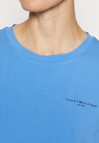 Tommy Hilfiger MINI LOGO - Základné tričko - blue spell