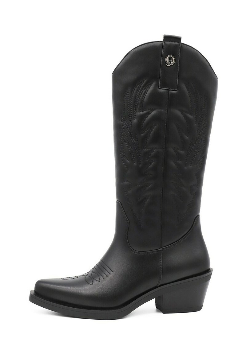 Stivale da cowboy in pelle nera fino al polpaccio, con ricami decorativi e tacco impilato.