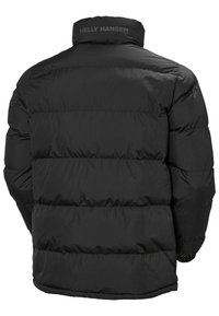 Zwarte pufferjack met een hoge kraag, voorzien van horizontaal doorgestikte secties en de merknaam "Helly Hansen" in reliëf op de achterkant.