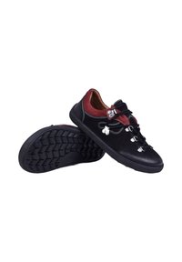 Chaussures décontractées noires et bordeaux avec semelles en caoutchouc, œillets métalliques et fermeture à lacets, positionnées pour montrer le dessus et les détails de la semelle.