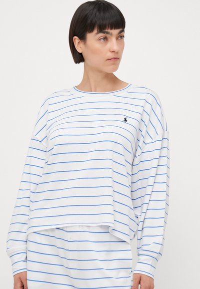 Langarm, witte katoenen top met blauwe horizontale strepen en een ronde hals. Beschikt over een klein logo op de borst en heeft een relaxed fit.