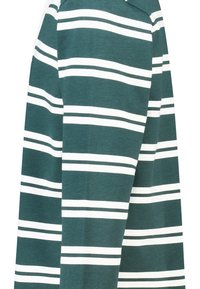 Tissu vert foncé avec des rayures blanches horizontales régulièrement espacées, plié pour montrer la texture et le motif.