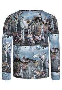 Långärmad skjorta med blå bas, som har ett tryck av skogs djur med ugglor, kaniner och rävar bland träd och vattenreflektioner.