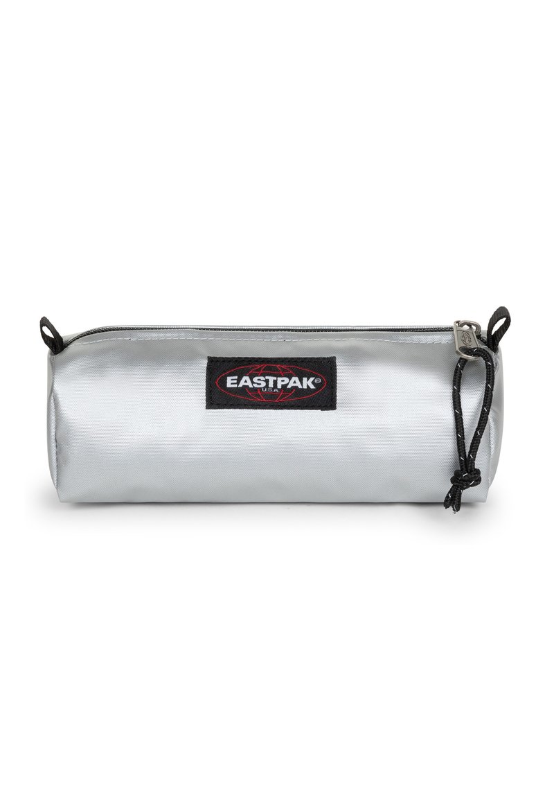 Astuccio cilindrico argento con una patch nera del marchio Eastpak, chiusura con zip e materiale in nylon testurizzato. Presenta un tirante nero.