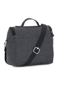 Tmavě modrá denimová taška přes rameno s držadlem na vrchu a nastavitelným popruhem. Obsahuje zipovou uzávěr a jemné prošívání po straně.