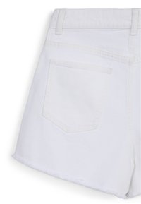 Shorts in denim bianco con orlo sfilacciato, caratterizzati da una tasca posteriore singola e dettagli di cucitura delicati. Il tessuto appare testurizzato e leggero.