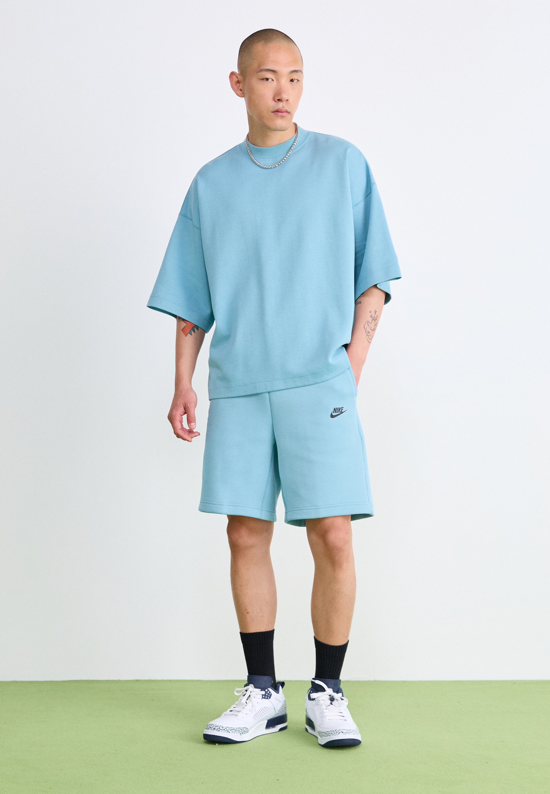 t shirt nike tech fleece