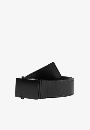 Czarny skórzany pasek o gładkiej powierzchni z matową czarną prostokątną klamrą, na której w dolnym lewym rogu znajduje się małe wytłoczone logo.