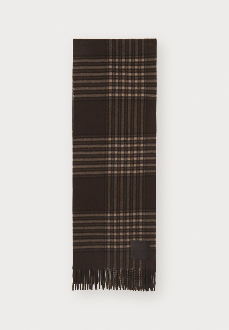 Brunternet tørklæde lavet af blødt stof, med et ternet mønster i lysere nuancer, afsluttet med frynser i enderne og et logo-patch.
