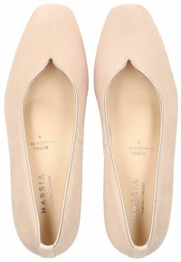 Ballerine in suede beige con punta quadrata e design a spacco sulla tomaia. All'interno presenta un marchio impresso e imbottitura per il comfort.