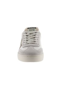 Sneaker bianco in suede e pelle con accenti grigi, punta rotonda, lacci frontali e linguetta pelosa. Etichetta del marchio sul collo.