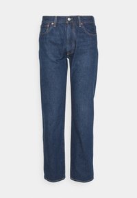 Jean en denim bleu foncé à coupe droite avec bouton et fermeture éclair à l'avant, design cinq poches et surpiqûres contrastantes sur un fond uni.