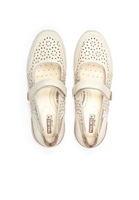Scarpe in pelle beige con design perforato, cinturino regolabile in velcro e soletta imbottita. Punta arrotondata e suola in gomma chiara.