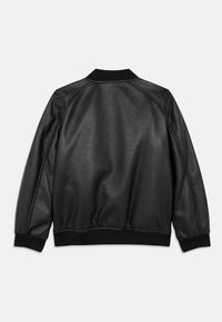 Μαύρο δερμάτινο μπουφάν τύπου bomber με ριμπ ύφασμα στον γιακά και τις μανσέτες, με ομαλή υφή και ραγκλάν μανίκια. Χωρίς ορατά κούμπωμα ή τσέπες.