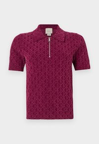 Burgundia lühikeste varrukatega polo särk, millel on tekstuuriga rombikujundus, tõmbluku kaelus ja pehme materjal.