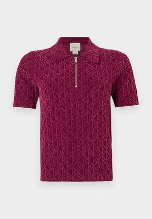 Bordové polo triko s krátkým rukávem, s texturovaným diamantovým vzorem, s límečkem na zip a měkkým materiálem.