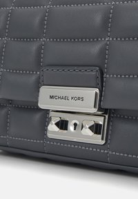 MICHAEL Michael Kors TRIBECA CHAIN - Axelremsväska - slate