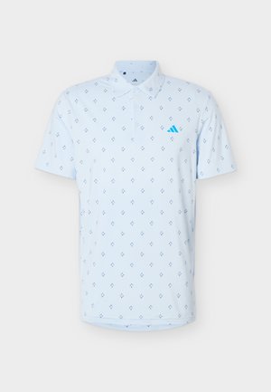 Polo a maniche corte azzurro chiaro con piccoli motivi a diamante scuri e logo Adidas blu sul petto a sinistra, mostrata su uno sfondo semplice.