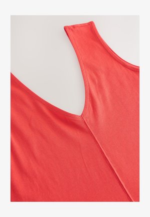 Korallrød ærmeløs top med V-udskæring, lavet af blødt stof. Har syninger og en glat tekstur overfladen.