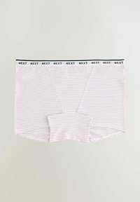 Lyserøde og hvide stribede boyshorts til kvinder med en sort og hvid elastisk talje, der gentager ordet "NEXT".
