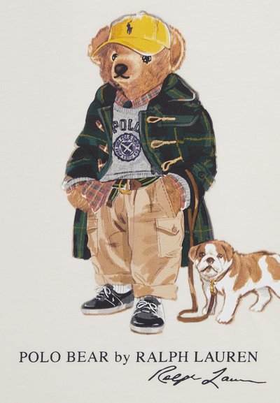 Illustration av en björn i en grön rutig kappa, grå sweatshirt, gul keps och kaki-byxor, med en brun och vit hund i koppel.