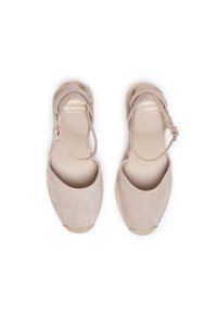 Beige ruskindsespadriller med rundet tå, ankrem og vævet jutesål. Glat tekstur og minimalistisk design.