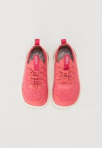 Różowe buty sportowe z dzianinową cholewką, elastycznymi sznurowadłami i uchwytami; białe podeszwy z teksturowanym gripem.