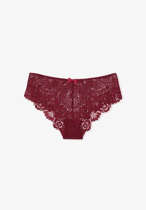 Mutandine di pizzo color bordeaux con motivi floreali, bordi smerlati e un piccolo fiocco centrale, realizzate in materiale delicato e morbido.