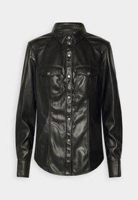 Chemise noire à manches longues en simili cuir avec fermeture à boutons-pression et deux poches avant à rabat avec boutons-pression.