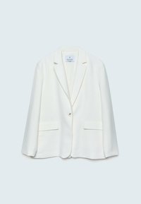 Blazer blanc à un bouton avec revers crantés et deux poches à rabat devant, présenté sur un fond clair.
