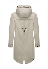 Cappotto impermeabile beige con cappuccio, vita regolabile con coulisse e polsini abbottonati. Caratterizzato da una texture liscia e un retro leggermente allungato.