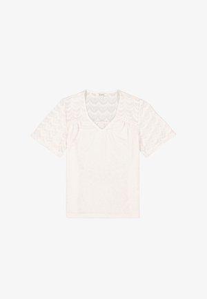 Weißes kurzärmliges Oberteil mit V-Ausschnitt, das Spitzenakzente an den Ärmeln und eine glatte, strukturierte Front aufweist. Lässiger, leichter Stoff.