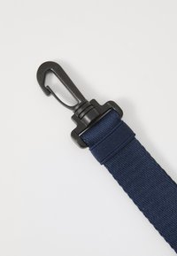 Sangle en nylon marine avec une surface texturée, dotée d'un crochet en métal noir et d'un connecteur en plastique noir solide pour une fixation sécurisée.