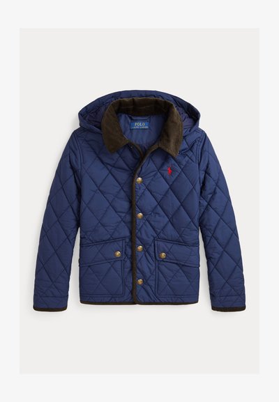 Casaco acolchoado azul marinho com colarinho de veludo cotelê, fechamento frontal com botões e dois grandes bolsos com aba. Apresenta um pequeno logo vermelho no peito.