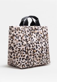 Torba torebka w panterkę z miękkim, teksturowanym wykończeniem, z czarnymi uchwytami i plisowanym wzorem dla dodatkowego detalu.