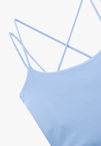 Lichtblauw tanktop met dunne crisscross straps op de rug, naadloos ontwerp en een gladde, elastische textuur.
