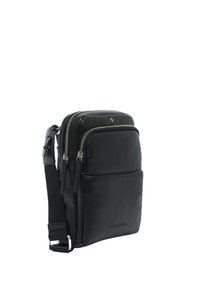 Borsa a tracolla in pelle nera con due scomparti con zip, tracolla regolabile, tasca frontale e dettaglio del logo impresso sul lato.