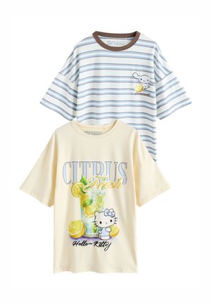 Dos camisetas de manga corta: una crema con estampado de Hello Kitty y bebida cítrica, una a rayas azules y blancas con personaje de dibujos animados y gráfico de limón.