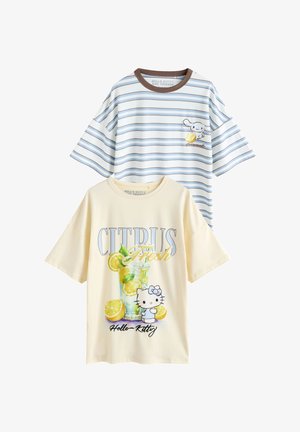 Dos camisetas de manga corta: una crema con estampado de Hello Kitty y bebida cítrica, una a rayas azules y blancas con personaje de dibujos animados y gráfico de limón.