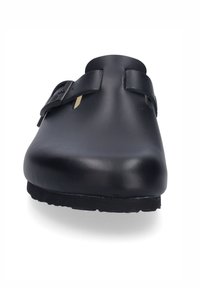 Zwarte klompen met een glad leren bovenwerk, voorzien van een brede teenbox, twee verstelbare banden en een gestructureerde rubberen zool voor grip.