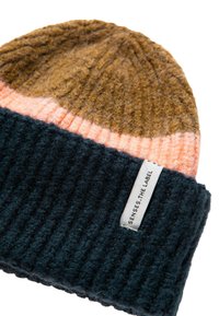 Knit hat with a brown top, a pink horizontal band, and a dark blue ribbed cuff. Features a label with the text "SENSES.THE LABEL."
