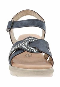 Sandal navy blu con cinturini in pelle testurizzata, decorazioni in strass, cinturino alla caviglia regolabile e suola imbottita di colore chiaro.