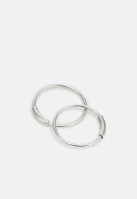 Pendientes de aro de metal plateado con un diseño sencillo que presenta un acabado liso y una pequeña pieza decorativa en el cierre.