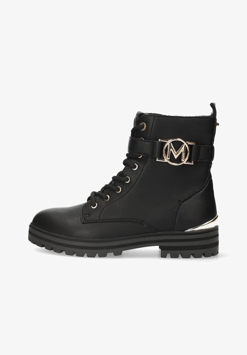 Bottine noire à lacets avec semelle rainurée, bride décorative avec boucle ronde dorée en forme de "M" et accent métallique au talon.