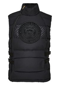 Czarna pikowana kamizelka z wysokim kołnierzem, z teksturowaną naszywką z logo, zamkiem błyskawicznym, regulowanymi paskami i przednią kieszenią.